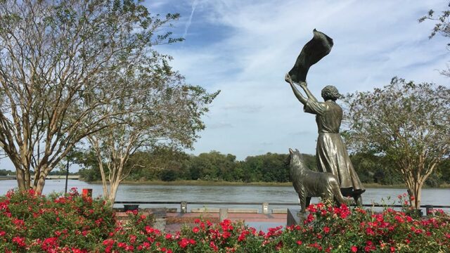 waving-girl-statue